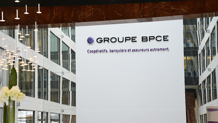 ビルの中にみえるフランスの金融大手のグループBPCEのロゴ看板