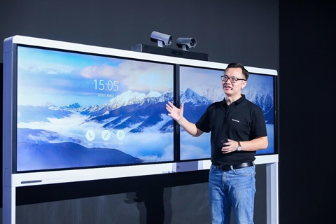 Wen Chao, GM of Huawei videoconferencing products, demonstrating at the CloudLink Solution release ceremony