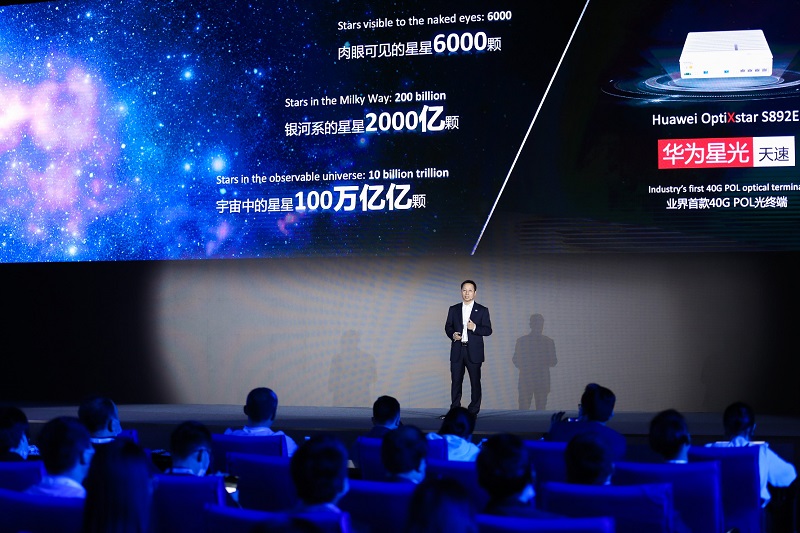 Richard Jin, President of the Huawei Transmission and Access Product Line, launches the optical terminal Huawei OptiXstar S892E.