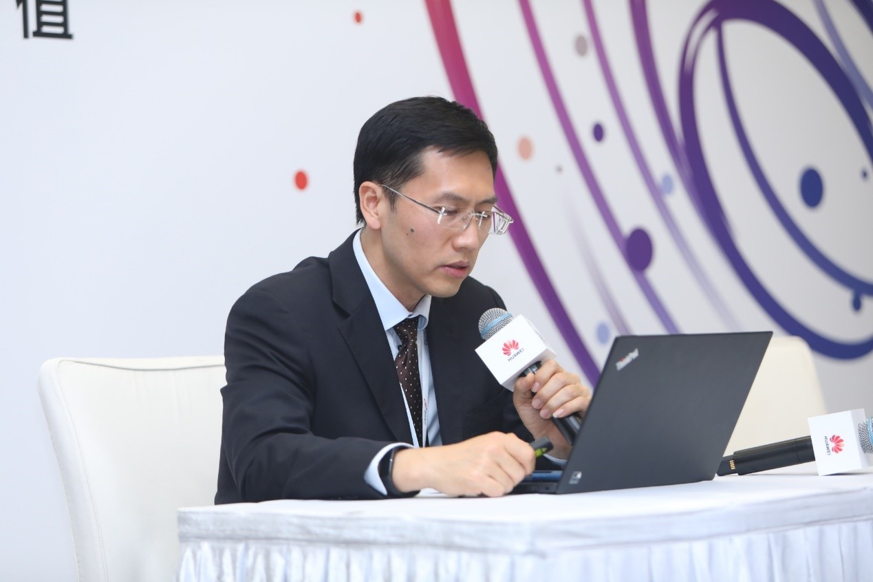 Hou Jinming, Deputy Director of GEIDCO, presenting at HUAWEI CONNECT 2020