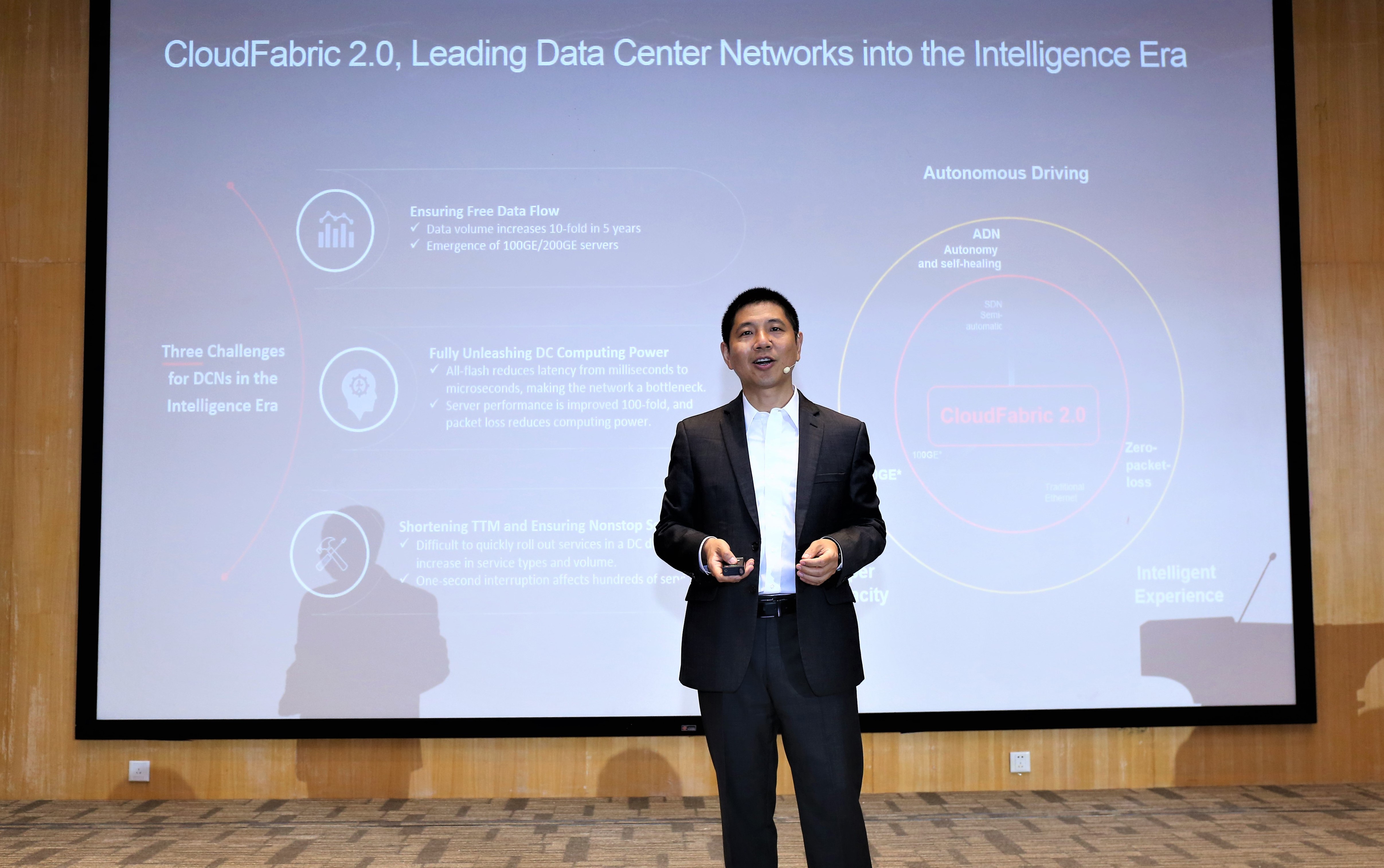 Leon Wang, President of Huawei's Data Center Network Domain, launches the upgraded CloudFabric 2.0