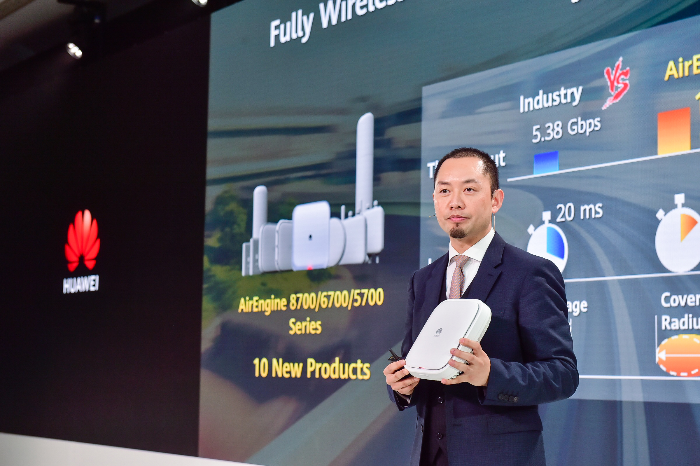 Qiu Heng, President of Global Marketing, Huawei Enterprise, launches the Huawei HiCampus solution