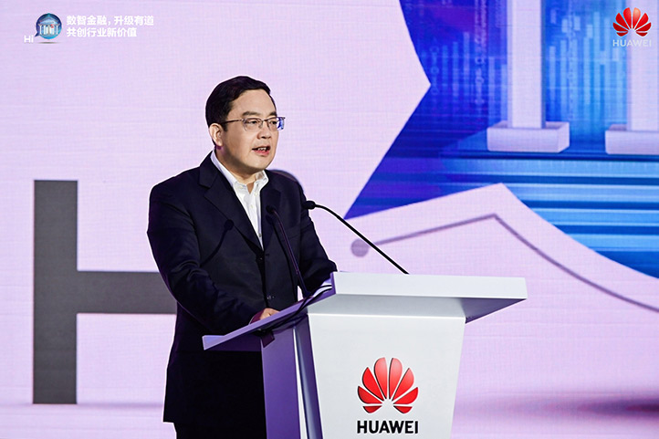 Peng Zhongyang, President of Huawei Enterprise, delivering a speech on stage at the 2021 Intelligent Finance Summit