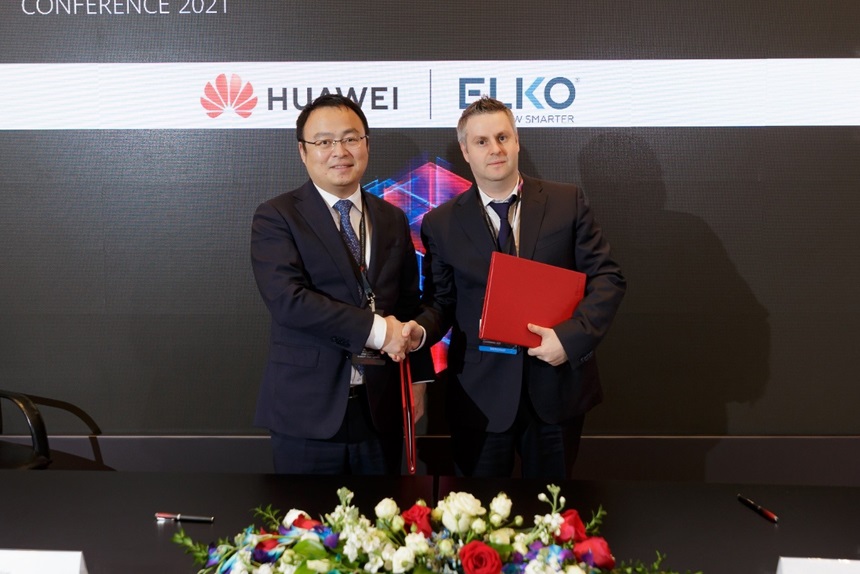 Соглашение подписали коммерческий директор ELKO Александр Алексеев и генеральный директор Huawei Enterprise в регионе Евразия Сяо Хайцзюнь