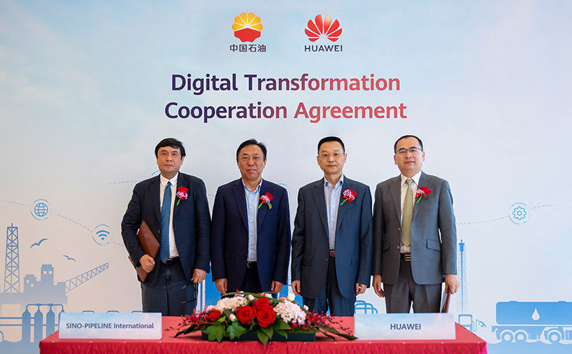 Four representatives from SINO-PIPELINE and Huawei pose while signing a strategic cooperation agreement to promote DX