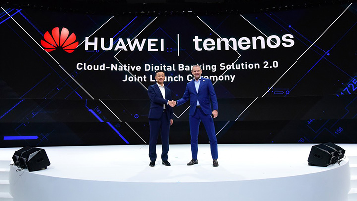 Jason Cao, CEO of Huawei Global Digital Finance, and Jimmy Ng, Head of Group Technology & Operations are shaking hands at Huawei Cloud-Native Digital Banking Solution 2.0 Joint Launch Ceremony. 