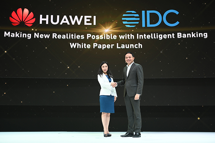 The representatives from Huawei and IDC are shaking hands at Making New Realities Possible with Intelligent Banking launch ceremony. 