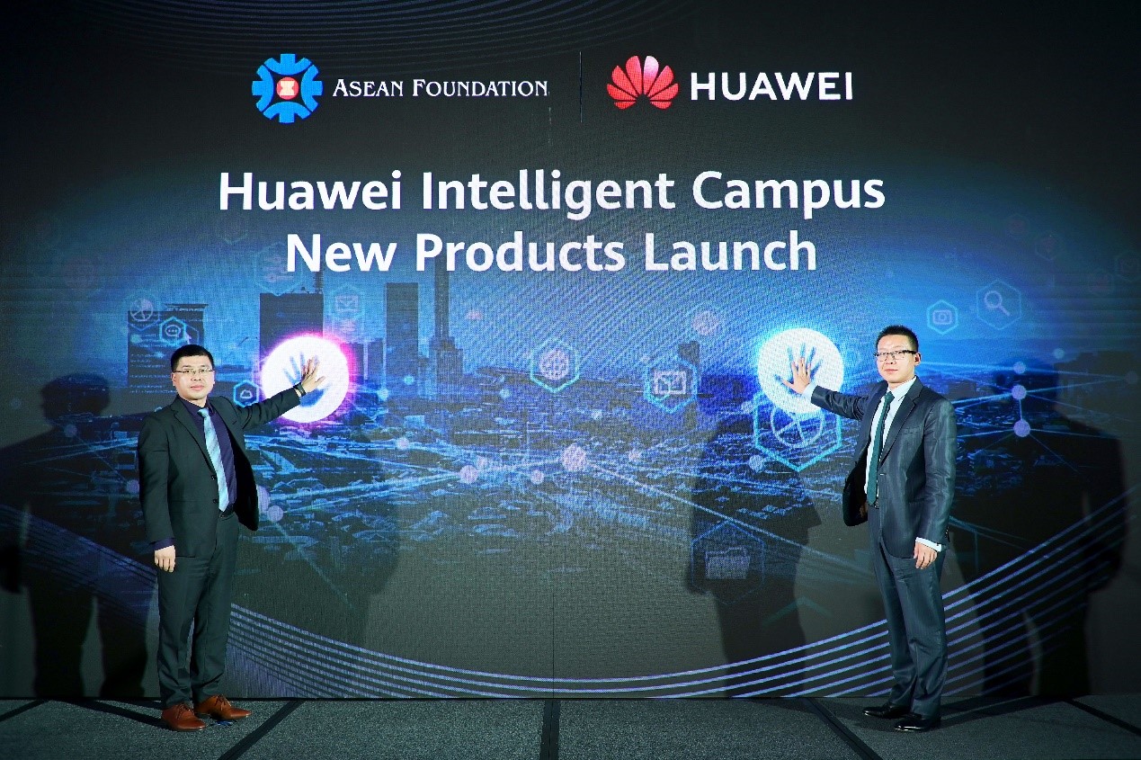 Huawei executives Nicholas Ma and David Lu, launching products at the APAC Digital Innovation Congress 2022