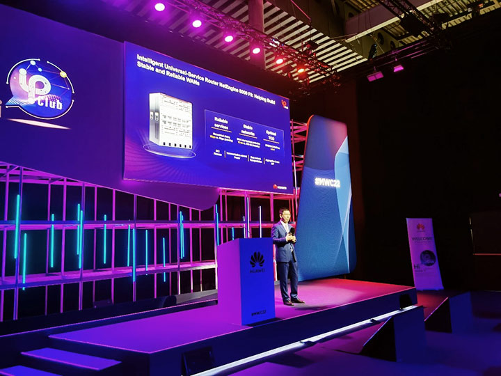 Steven Zhao, VP of Huawei Data Comms. Product Line, launching the NetEngine 8000 F8 intelligent universal-service router