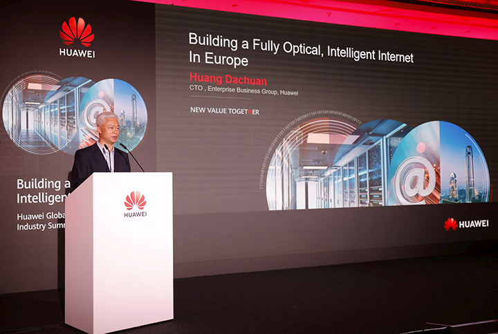 Huang Dachuan, CTO of Huawei EBG, presenting at the opening ceremony of the 2022 Global Internet Service Industry Summit