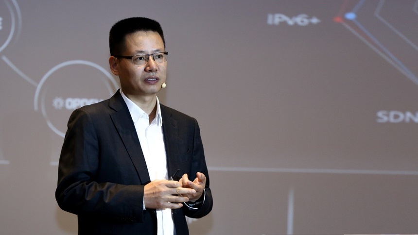 Кевин Ху, президент линейки продуктов для передачи данных компании Huawei, выступает с докладом на саммите