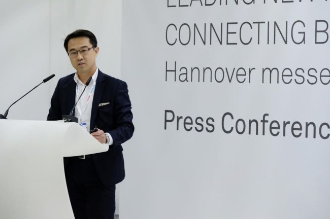 Dr. Jesse Luo, European Solution & Product Management and Marketing Director of Huawei, presented a speech