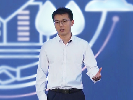 Xu Jianhui, from the Network Solution Service Dept. of Huawei Enterprise, presenting remote network designs