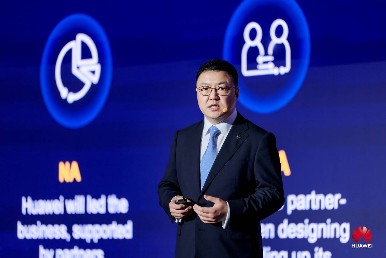 Robert Yang, Director of Partner Development Dept, Global Public Sector BU, Huawei, delivering a speech
