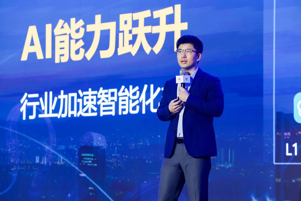 华为数据通信产品线副总裁王武伟发表演讲